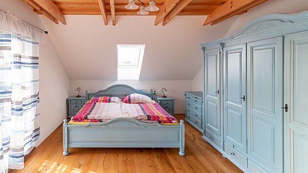 Oproti p�vodn� p�edloze m� srub v pat�e pouze dva pokoje. 