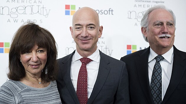 Jeff Bezos a jeho rodi�e, matka Jackie a otec Mike ve Washingtonu (8. prosince...