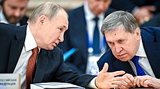 Ruský prezident Vladimir Putin se radí se svým zahrani�n�politickým poradcem...