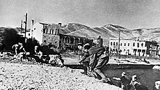 Sov�tská námo�ní p�chota se vylo�uje v Novorossijsku. (zá�í 1943)