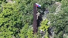 Ruský voják vyv�uje vlajku v ukrajinské vesnici Jablunivka v Don�cké oblasti....