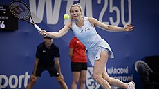 Kateina Siniaková dobíhá míek v osmifinále Prague Open.