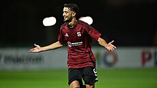 Albion Rrahmani oslavuje gól na h�i�ti Araratu Armenia.