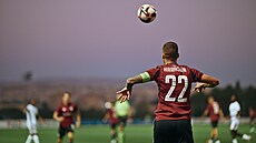 Spar�anský kapitán Luká� Haraslín vhazuje aut na h�i�ti Araratu.