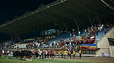 Fotbalisté Sparty d�kují fanou�k�m na malinkém stadionu v Jerevanu, kde...