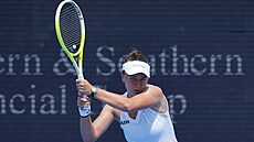 Barbora Krejíková na turnaji v Cincinnati v utkání s Jasmine Paoliniovou.