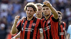 Mads Bech (vlevo) a Adam Gabriel z Midtjyllandu se radují z gólu.