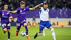 Philipp Weisinger z Austrie a Erik Prekop (vpravo)  z Baníku bojují o mí� v...