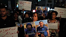 Protesty v Ramalláhu po zabití noviná�� televize Al-D�azíra. Protestující dr�í...