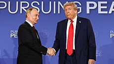 Vladimir Putin a Donald Trump na summitu na Alja�ce (15. srpna 2025)
