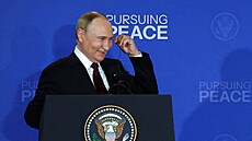 Vladimir Putin na summitu s Donaldem Trumpem (15. srpna 2025)
