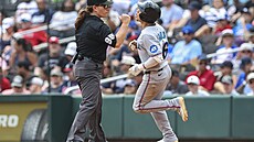 Jen Pawolová, první �enská rozhod�í v historii zámo�ské baseballové MLB....