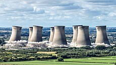 Demolice osmi chladírenských v�í bývalé elektrárny Cottam ve Velké Británii....
