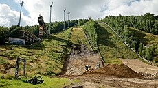 Za�ala oprava skokanského m�stku v Harrachov�. (5. srpna 2025)