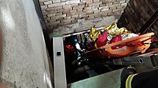 Hasi�i zasahovali u pádu stavebního výtahu do sklepa rodinného domu v...