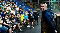 Trenér a jednatel Jan �aloun p�i besed� s fanou�ky Slovanu Ústí nad Labem.