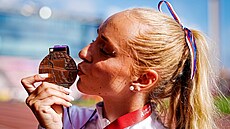 Apolena �vábíková s bronzovou medailí z juniorského mistrovství Evropy v...