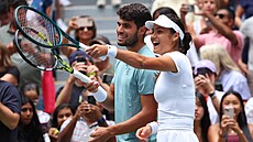 Carlos Alcaraz a Emma Raducanuová b�hem smí�ené �ty�hry na US Open.