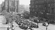 Ozbrojenci st�hovali N�mce do interna�ních tábor� z r�zných �tvrtí. V...