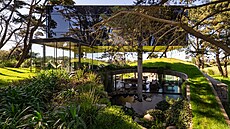 House Moro nevstoupil do krajiny proto, aby jí m�nil, ale aby se jí pod�ídil a...