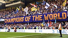 Fanou�ci Chelsea vítají hrá�e bannerem k triumfu v MS klub� v utkání proti...