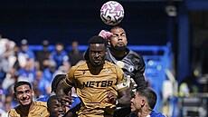 Branká� Chelsea Robert Sánchez boxuje do mí�e v souboji s Marcem Guéhim z...