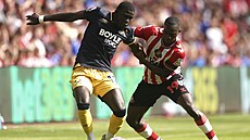 El Hadji Malick Diouf z West Hamu si kryje mí� p�ed Habibem Diarrou ze...