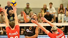 etí volejbalisté se snaí blokovat v kvalifikaním utkání na mistrovství...