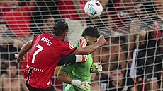 Vedat Muriqi z Mallorky fauluje Joana Garcíu z Barcelony, za co� dostává...