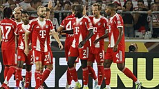 Hrá�i Bayernu Mnichov slaví gól v utkání n�meckého superpoháru proti Stuttgartu.