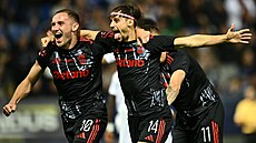 Veljko Birmanevi ze Sparty (vpravo) slaví gól s Janem Kuchtou v utkání proti...