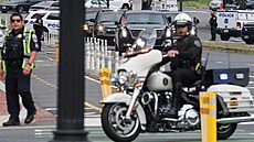 Policie st�e�í trasu kolony vozidel p�i p�íjezdu amerického prezidenta Donalda...
