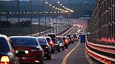 Vozidla �ekají na vjezd na Krymský most ze strany vesnice Taman v Krasnodarském...