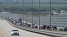 Vozidla �ekají na vjezd na Krymský most ze strany vesnice Taman v Krasnodarském...