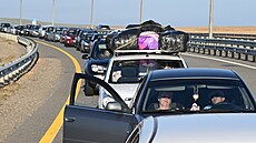 Vozidla �ekají na vjezd na Krymský most ze strany vesnice Taman v Krasnodarském...