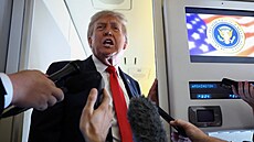 Americký prezident Donald Trump hovoí s novinái na palub letadla Air Force...