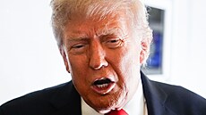 Americký prezident Donald Trump hovoí s novinái na palub letadla Air Force...