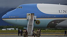 ervený koberec ped letadlem Air Force One amerického prezidenta (15. srpna...