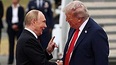 Americký prezident Donald Trump se vítá s ruským prezidentem Vladimirem Putinem...