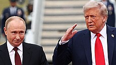 Americký prezident Donald Trump se vítá s ruským prezidentem Vladimirem Putinem...