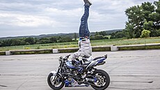 Kaskadér u�í jízdu na motorce po zadním kole