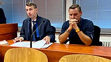 Bývalý ú�etní Okresního soudu v Lounech Josef Pelc (vpravo) v jednací síni...