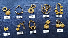 �perky ze zlata, které finan�ní správa vydra�í. (11. srpna 2025)