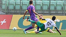 Branká� Michal Reichl z Bohemians se marn� natahuje po st�ele karvinského...