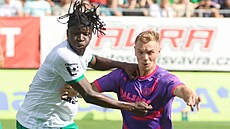 Karvinský záloník Aboubacar Traore brání Jana Matouka z Bohemians.