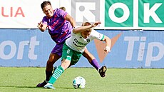 Ale� �ermák z Bohemians (vlevo) se sna�í zastavit karvinského zálo�níka...