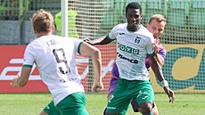 Karvinský úto�ník Abdallah Gning si kryje mí� p�ed Janem Vondrou z Bohemians.