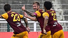 Fotbalisté Dukly se radují z gólu zálo�níka Jana Peterky v utkání proti Plzni.
