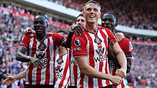 Sunderland�tí fotbalisté se radují z gólu Daniela Ballarda.