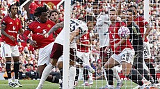 Obránce Riccardo Calafiori z Arsenalu skóruje v utkání proti Manchesteru United.